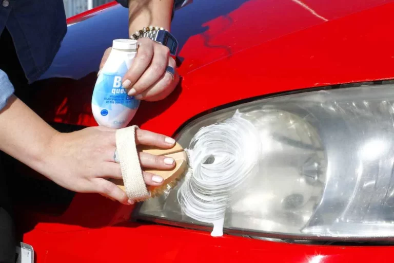 Para superar la ITV sin problemas, prueba este truco que deja los faros opacos como nuevos y por menos de un euro