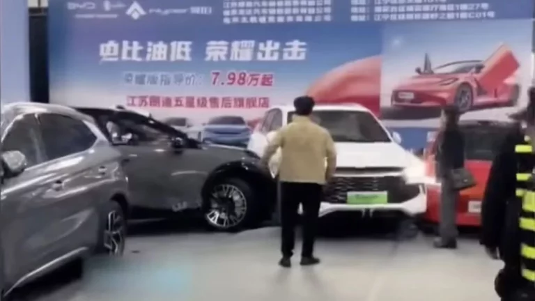 Vehículo eléctrico sin conductor lesiona a 5 personas en un Salón del Automóvil