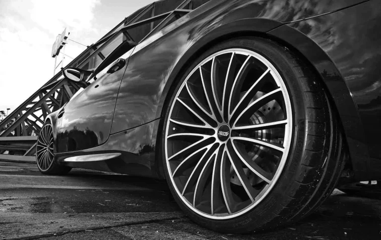 La DGT empieza a multar con 80 euros a todos los que no quieren arañar las llantas de su coche