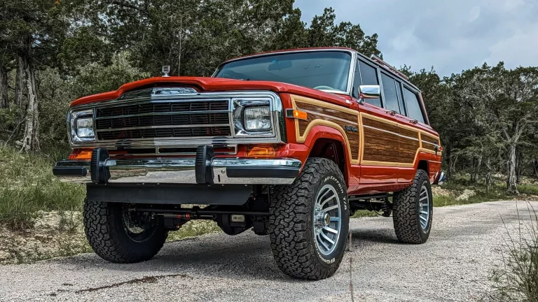 Olvida el electrizante Jeep Wagoneer S con su antepasado Old School