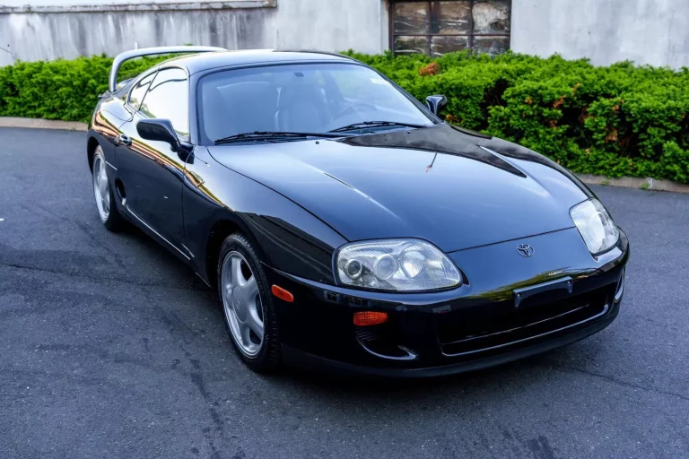 Cuando veas el precio de este Toyota Supra entenderás que alguien está loco