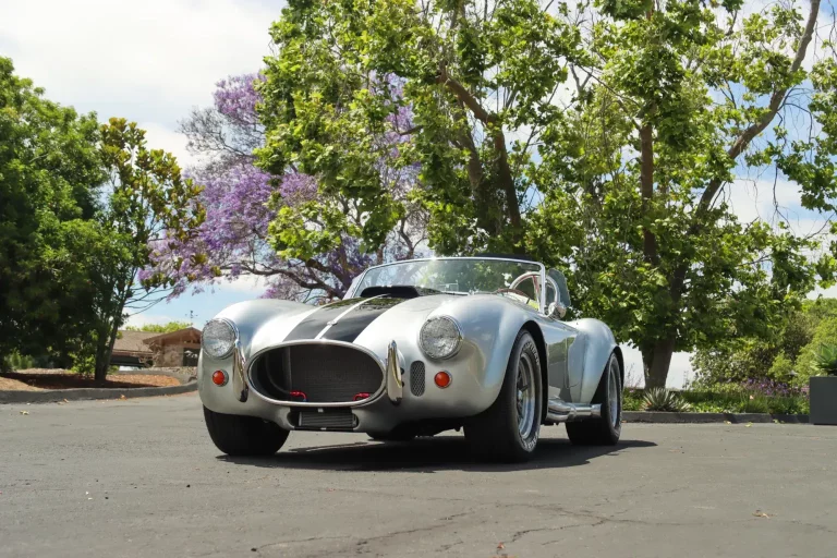 Cómprate esta réplica exacta de un Shelby Cobra por una parte del original