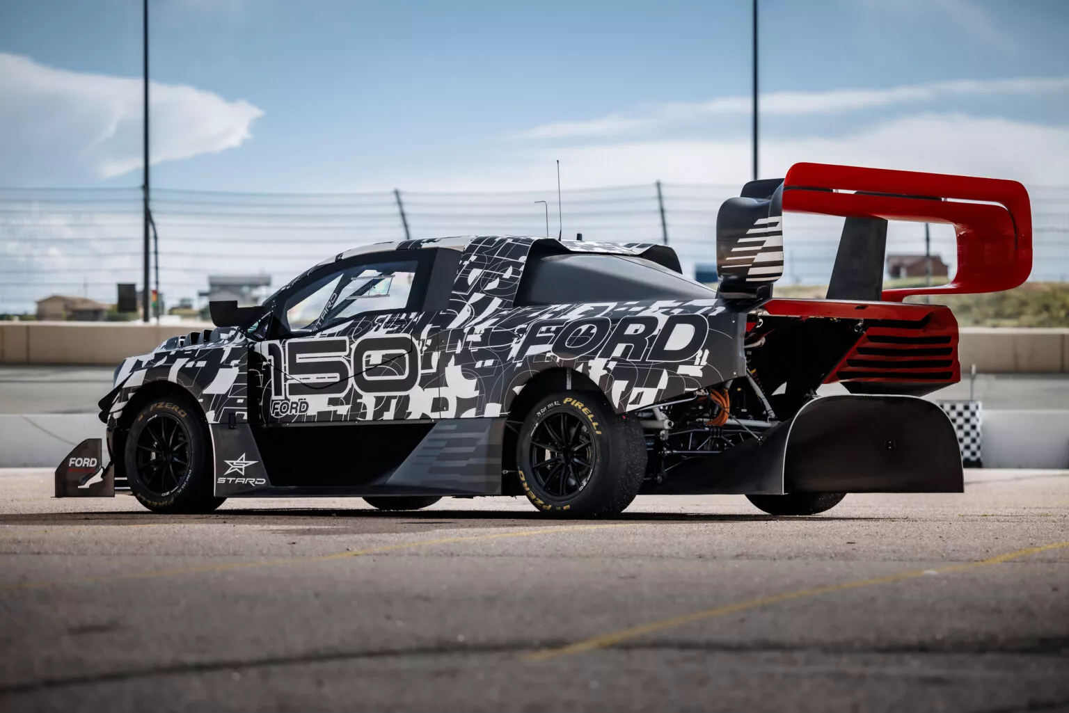 2024-Ford-F-150-Lightning-SuperTruck-Teaser-5 2024 Ford F-150 Lightning SuperTruck. Imagen portada.