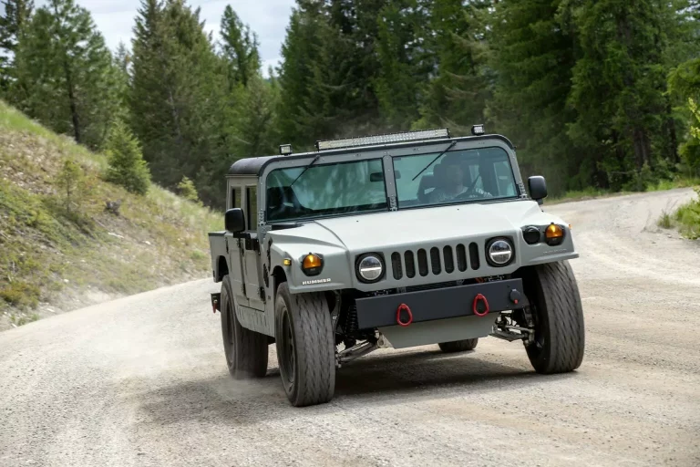 Este Hummer H1 con las entrañas de un Tesla es lo más loco que verás hoy