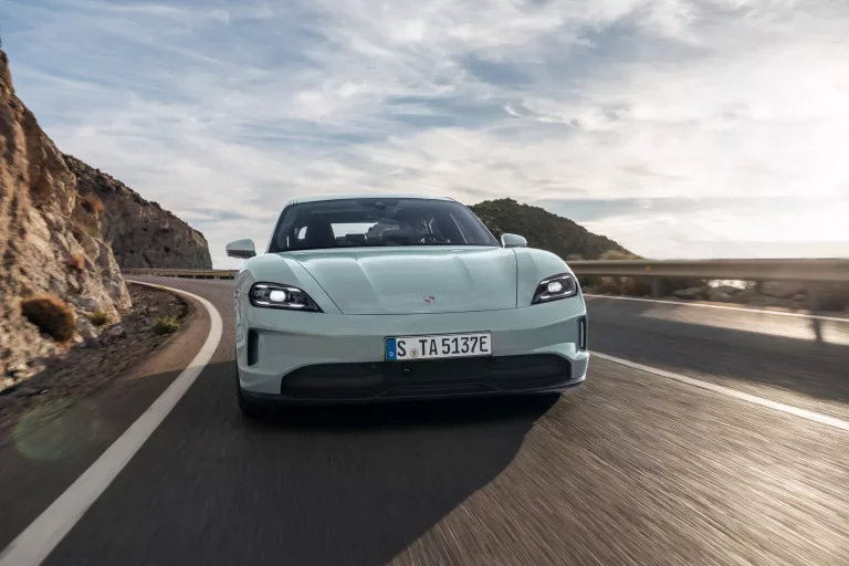 La pasta que Porsche te da si cambias tu Tesla por un Taycan