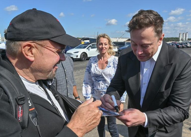 Elon Musk agradece a los inversores y refuerza control sobre Tesla