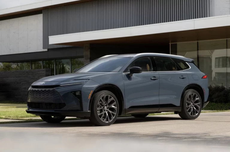Toyota Crown Signia: Ya está en el mercado este familiar con un toque SUV y una enorme capacidad