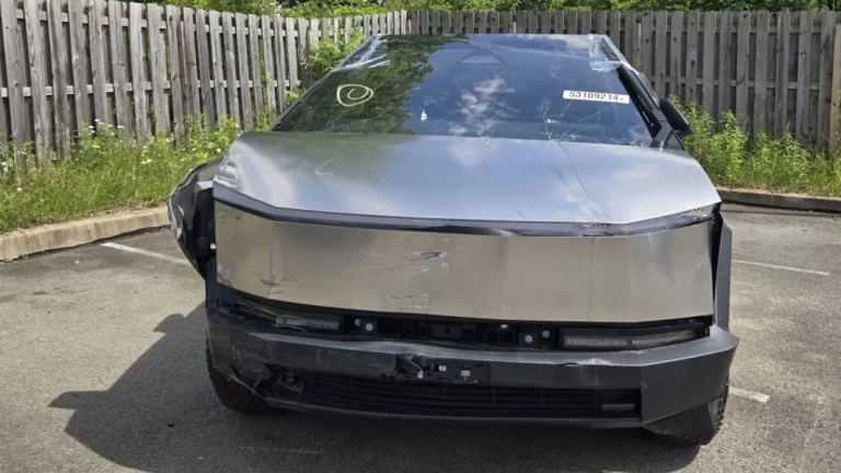 Cinco años esperando un Tesla Cybertruck para dejarla como un acordeón en cuatro horas