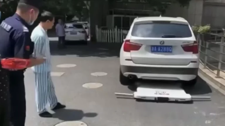 Así retiran los coches mal aparcados en China… Desde el salón de tu casa