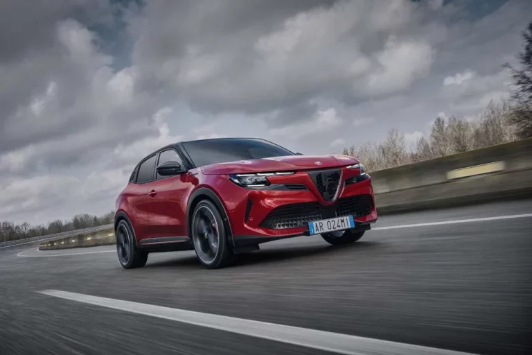 El Alfa Romeo Junior anuncia una versión eléctrica casi de carreras