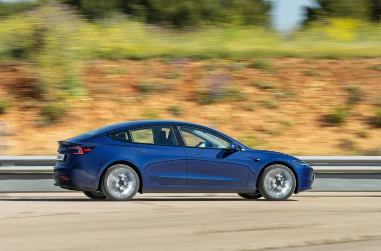 Serrano, Alcalá y O’Donell no tienen secretos para este Tesla Model 3 que conduce solo