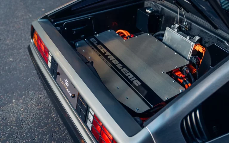 El DeLorean DMC-12 cambia su motor V6 por uno eléctrico gracias a Electrogenic