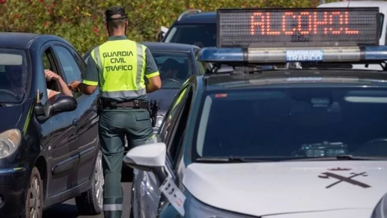 Nuevas normas de la DGT: rebaja de la tasa de alcohol, equipamiento obligatorio sobre dos ruedas, edad mínima en patinetes…