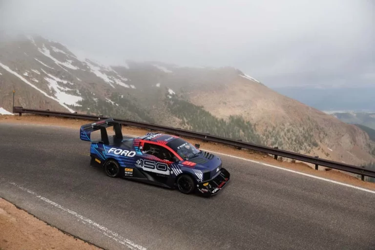 Ford se convierte en el rey de la montaña en Pikes Peak