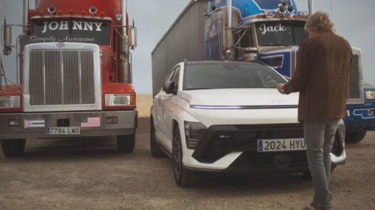 Jesús Calleja se divierte con la tecnología del Hyundai Kona