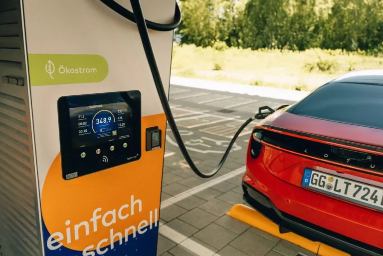 Este Lotus es el coche eléctrico más rápido del mundo… cargando la batería