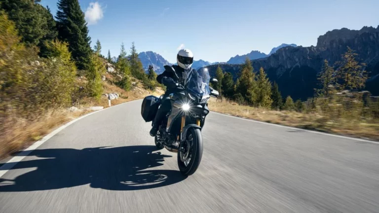 Japón tiene la culpa de que las luces de tu moto siempre vayan encendidas. Y es por una buena razón
