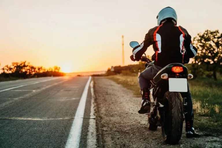 La DGT autoriza a las motos a circular por el arcén desde el 1 de octubre: límites y excepciones