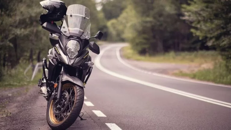 No debes parar jamás con tu moto en un arcén: Que se lo digan a los dueños de esta BMW y Kawasaki