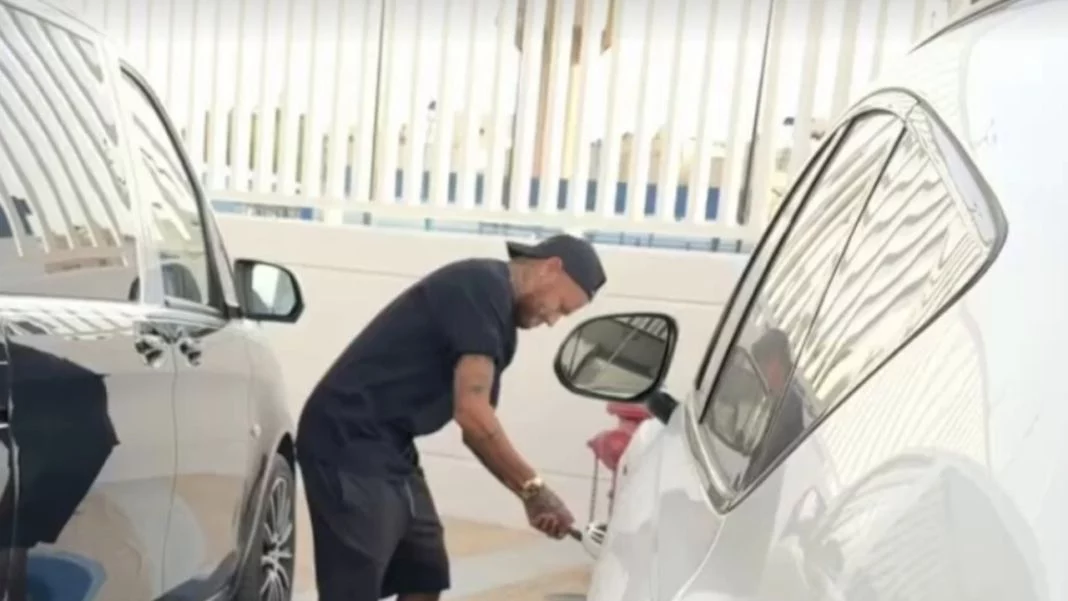 Neymar deja claro que no le gustan las bromas. Y así deja el coche de su compañero Renan Lodi.