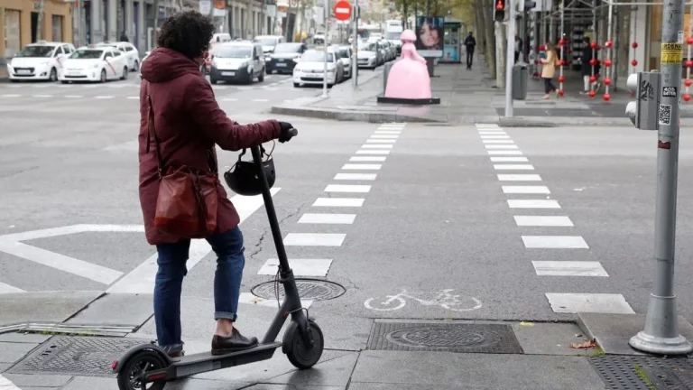 La ciudad de 200.000 habitantes que estrena ordenanza de movilidad y que pone 27 multas al día a patinetes y bicicletas