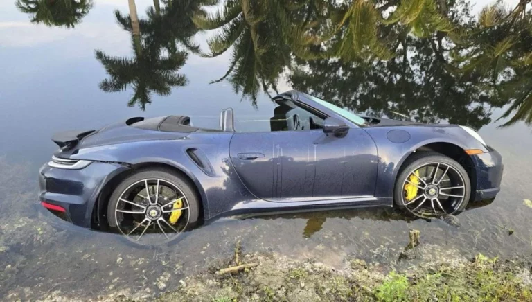El Porsche 911 Turbo S Cabriolet que decidió chapotear en el agua