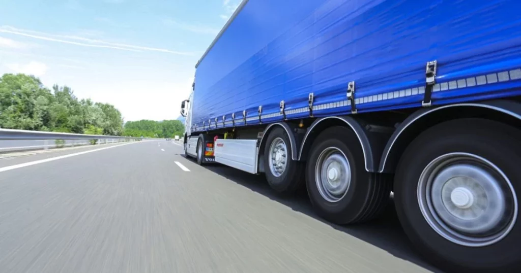 Nuevo lío de la DGT: Adelantar a los camiones estará prohibido 17 Motor16 vehículo pesado