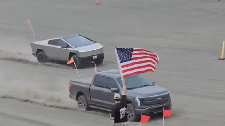 El Tesla Cybertruck acelera muy rápido… pero no sobre la arena. Y este F-150 le hace morder el polvo