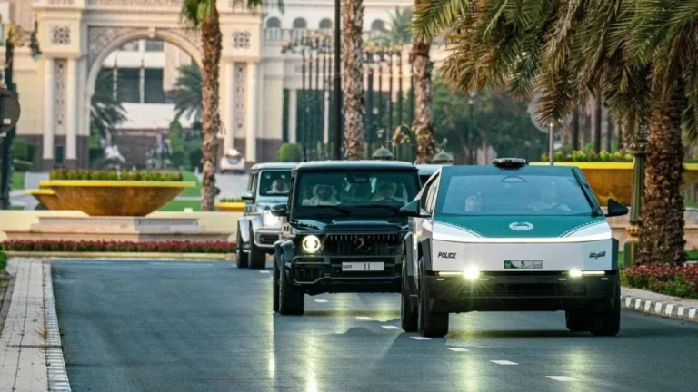 El Tesla Cybertruck se alista en la policía de Dubai con este horrible traje