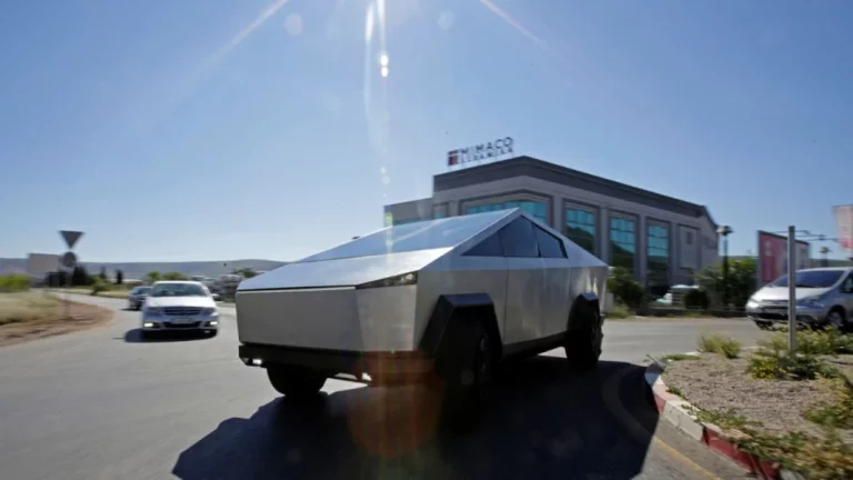 El componente del Tesla Cybertruck que más dolores de cabeza le dio a Elon Musk ahora hay que revisarlo porque no funciona