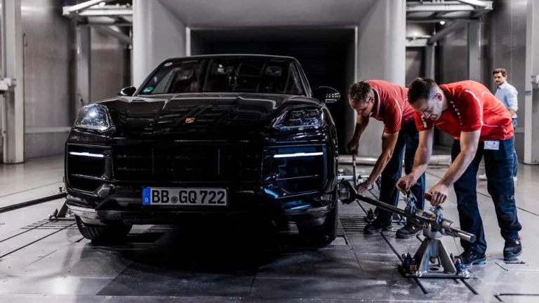 Así funciona el túnel climático de Porsche. Crea el tiempo que quieras