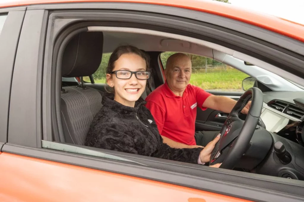 Nuevo carné de conducir: se podrá obtener desde los 17 años y se retirará a los infractores a nivel europeo 1 Motor16 Young Driver carne conducir joven3 Motor16