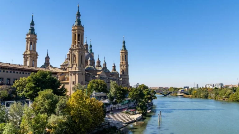 Ni Uber, ni Cabify: Esta es la empresa de VTC que llega a Zaragoza para revolucionar la movilidad
