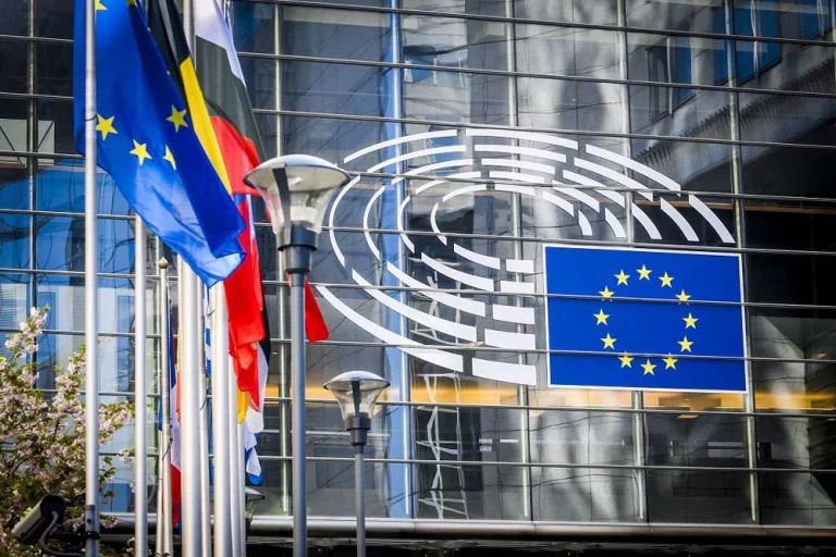 La Unión Europea estrena en 2025 normas de tráfico: Mucho ojo si piensas pasar la frontera en coche