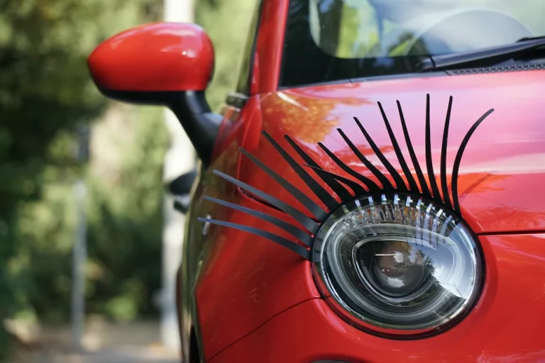 ‘Debe estar bien visible’: La DGT comienza a poner multas por no llevar esta pegatina en tu coche