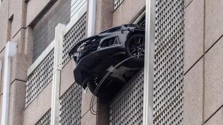 Lo que sucede cuando confundes el freno y el acelerador de tu Camaro en una sexta planta