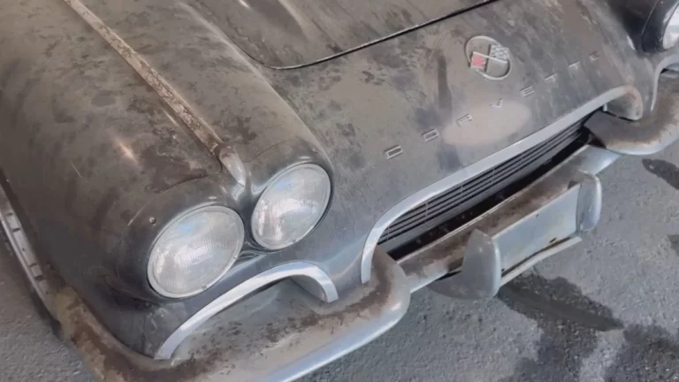 Este Corvette de 1962 recibe su primera ducha en 30 años