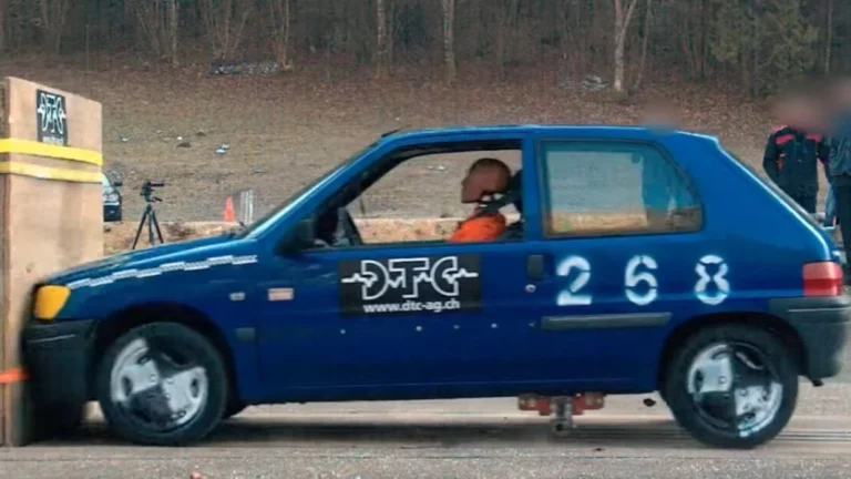 Alucina con el crash test de este Peugeot 106 sin airbag. Y va solo a 56 km/h