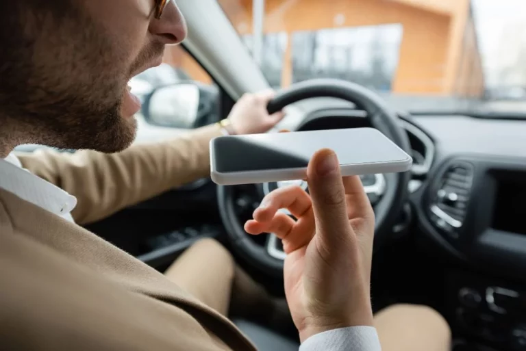 La Guardia Civil de Tráfico comienza a controlar el gesto que muchos conductores hacen con su móvil mientras conducen