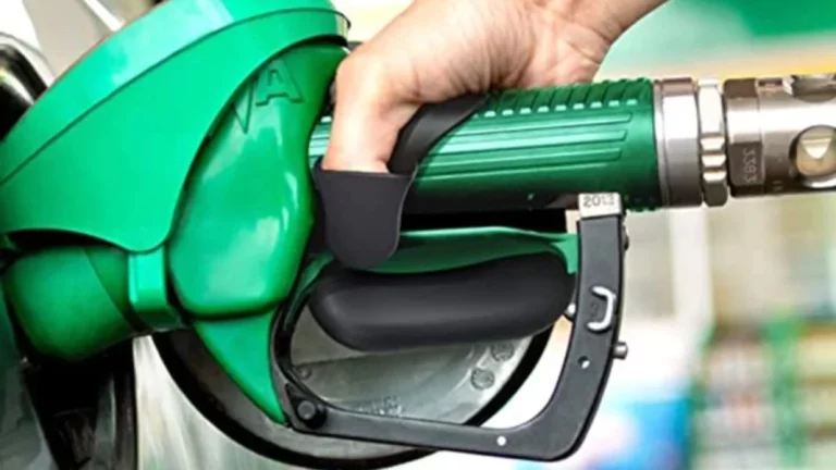 Le dirás adiós a ensuciarte cuando echas gasolina. Vas a ver este accesorio y lo querrás comprar