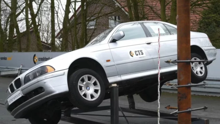 Alucina con el estado en que queda este BMW Serie 5 E39 tras un crash test a 76 km/h