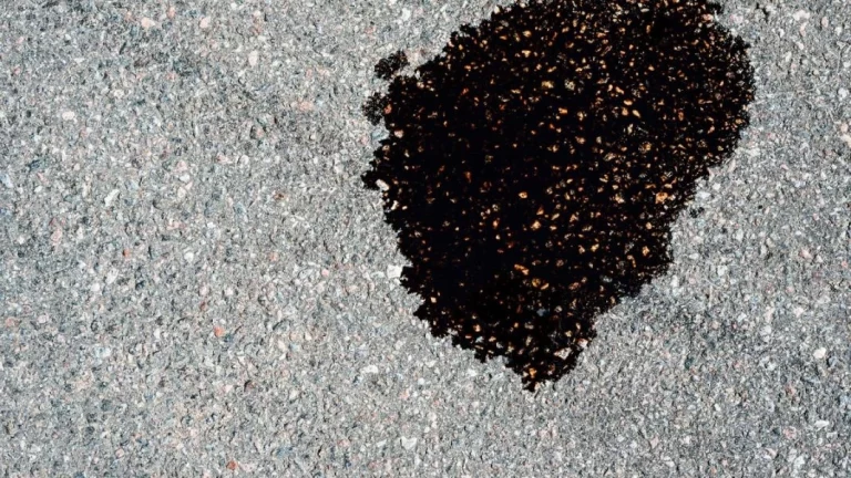 Cómo reparar una fuga de aceite del motor sin desmontar