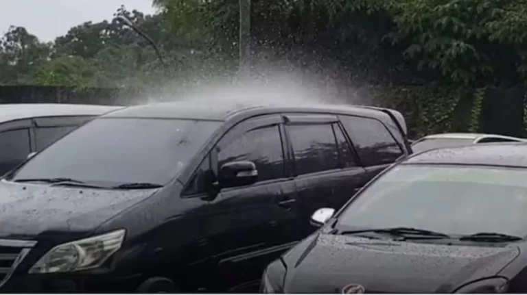 ¿La lluvia limpia o ensucia tu coche? Aquí te lo revelamos