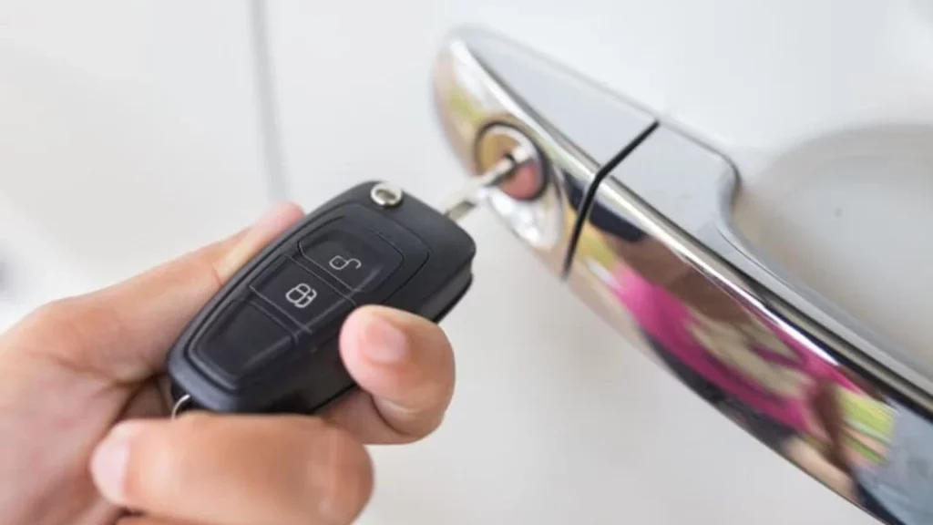 pasarle coche cierras fuerte puerta 2 Motor16