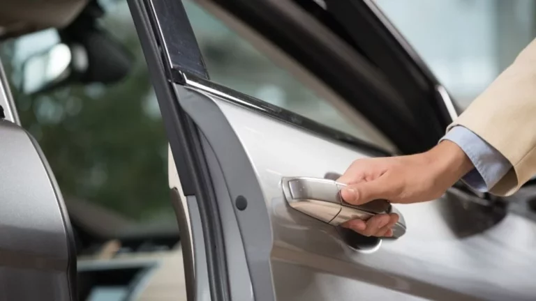 Esto es lo que podría pasarle a tu coche si cierras muy fuerte la puerta