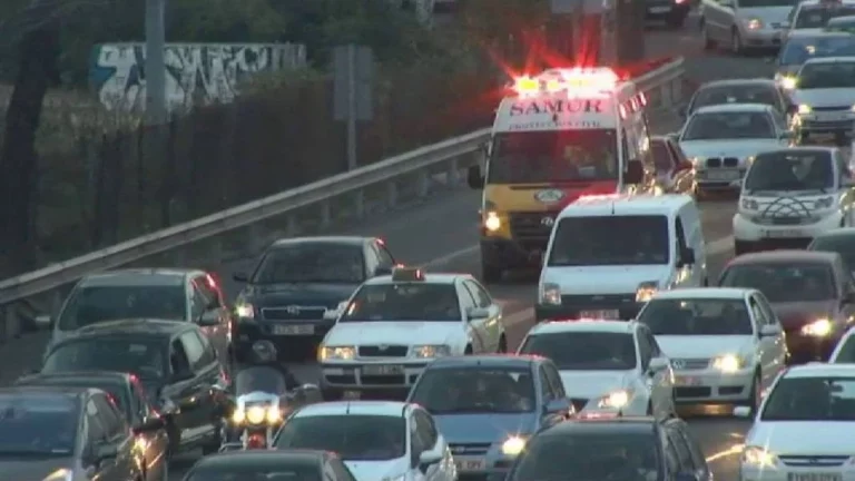 La Guardia Civil de Tráfico te deja cristalino lo que tienes que hacer si viene una ambulancia