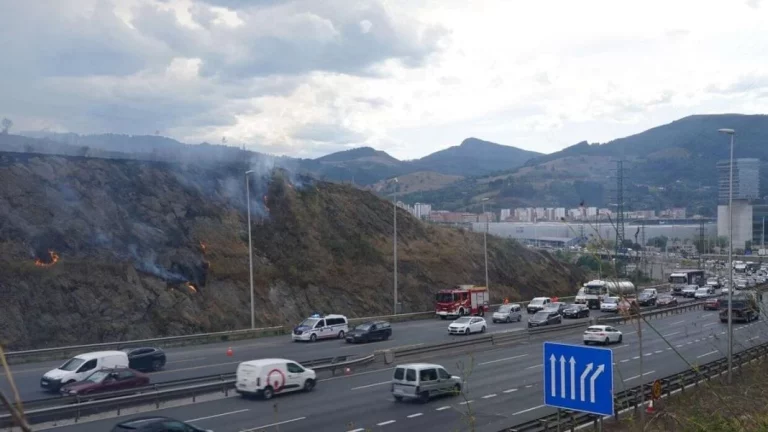 S-63b: La nueva señal de la DGT para indicar una bifurcación