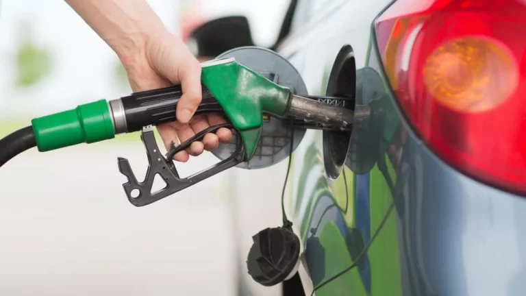 ‘A euro, a euro’: Aquí puedes llenar tu coche a un euro el litro de gasolina… o diésel