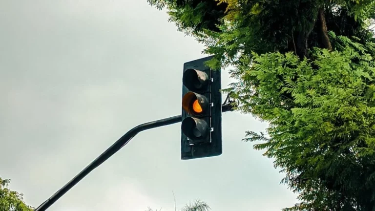Semáforo en ámbar fijo o intermitente: La DGT te aclara las diferencias entre ambos