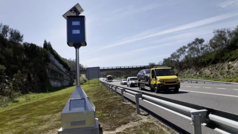 ¿Funcionan los radares fijos y móviles de noche? La DGT contesta a tu pregunta